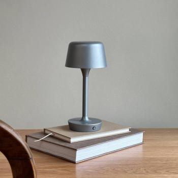 Dyberg Larsen LED-es újratölthető asztali lámpa Flow, ezüst, magasság 25 cm kép