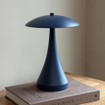 Dyberg Larsen LED-es újratölthető asztali lámpa Vienna, kék, magasság 28 cm kép