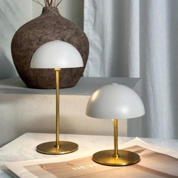 Dyberg Larsen LED újratölthető asztali világítás Along, bézs, magasság 20 cm kép