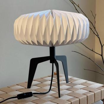 Dyberg Larsen Ventnor asztali lámpa, fekete/fehér, magasság 34 cm, kép
