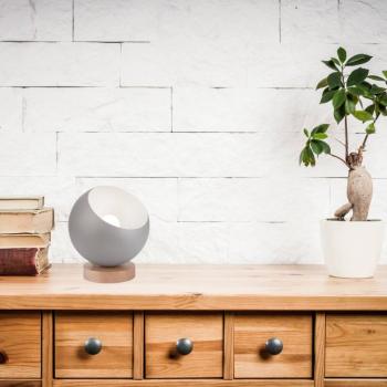 Envostar Arvid asztali lámpa fa alapon szürke árnyékolóval kép