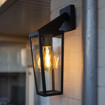 Fenyő kültéri falilámpa érdekes kialakításban kép