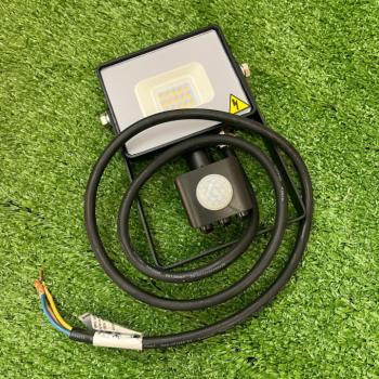 LED reflektor , 10 Watt , mozgásérzékelős , meleg fehér , SAMSUNG chip , 5 év garancia , fekete, CSOMAGOLÁSSÉRÜLT kép
