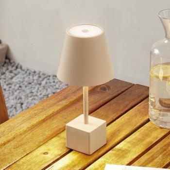 Lindby LED-es újratölthető asztali lámpa Janea CUBE, bézs, fém kép
