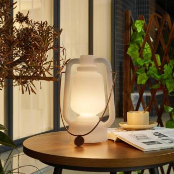 Lindby LED-es újratölthető asztali lámpa Nella, fehér, USB, IP44, kép