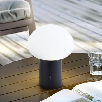 Lindby LED-es újratölthető asztali lámpa Zelie, fekete, alumínium, IP44 kép
