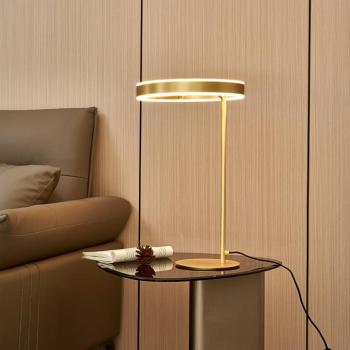 Lucande LED-es asztali lámpa Yekta, sárgaréz színű, 59 cm, fényerőszabályzóval kép