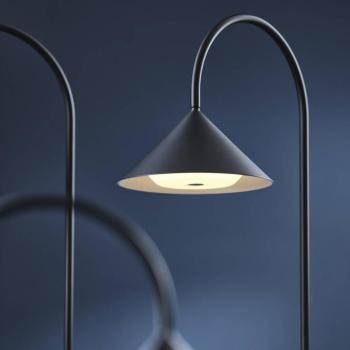 FRANDSEN LED állólámpa Grasp, fekete, magasság 72 cm, fém kép