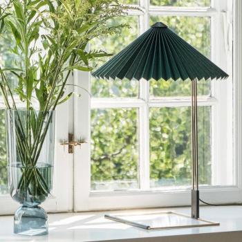HAY Matin 380 LED-es pliszírozott asztali lámpa, zöld kép