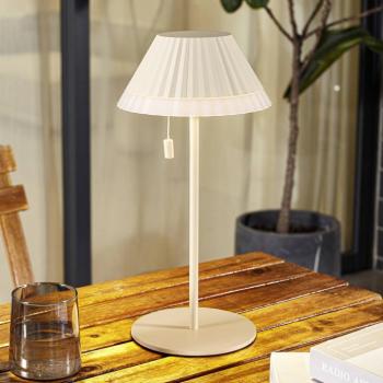 Lindby LED-es, újratölthető asztali lámpa Ilvi, bézs, alumínium, Ø 17,5 cm kép