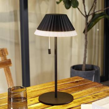 Lindby LED-es, újratölthető asztali lámpa Ilvi, fekete, alumínium, Ø 17,5 kép