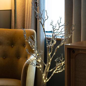 Tora Tree LED fa, barna/fehér hóval borított kép