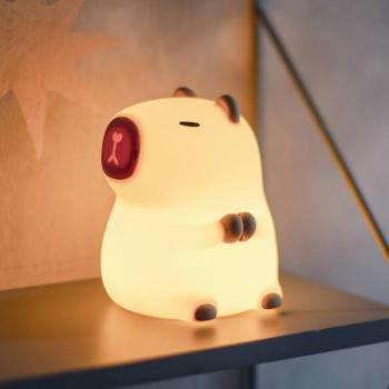 Capybara LED éjszakai fény, akkumulátoros, fehér/barna, 11 cm, RGB, kép