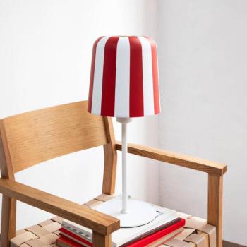 Dyberg Larsen asztali lámpa Gry, piros/fehér, magasság 49,5 cm, fém kép