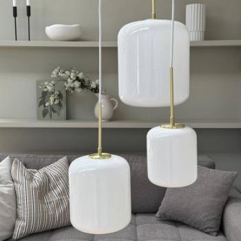Dyberg Larsen Silvia lógó lámpa, Ø 20 cm, opál/sárgaréz, üveg kép