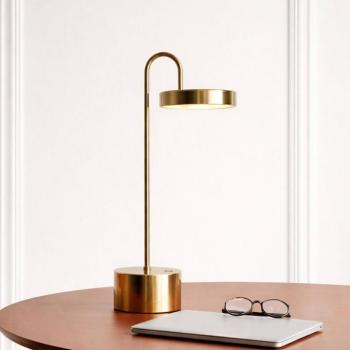 Dyberg Larsen MOOVELIGHT LED tölthető asztali világítás, sárgaréz, 35 cm kép