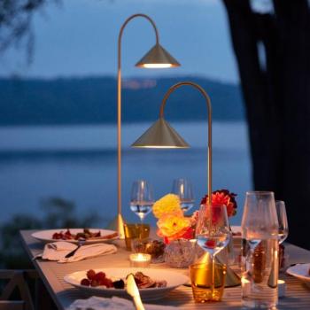 FRANDSEN LED tölthető állólámpa Grasp, sárgaréz színű, magasság 72 cm kép