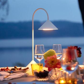 FRANDSEN LED tölthető asztali világítás Grasp, fehér, magasság 47 cm, fém kép