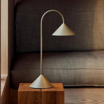 FRANDSEN LED tölthető asztali világítás Grasp, homokszürke, magasság 47 cm kép