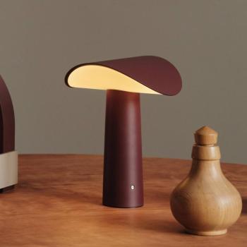 GEJST LED tölthető asztali világítás Lium, bordó, 2700 K, USB kép