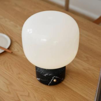 GEJST LED tölthető asztali világítás Meemo, fekete márvány, üveg, USB kép