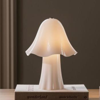 Globen Lighting Bello asztali lámpa, fehér, magasság 30 cm, üveg/fém kép