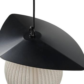 Gubi Satellite kültéri függesztett lámpa, 57x36 cm, fekete/krémfehér kép