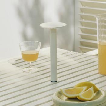 HAY LED tölthető asztali világítás HOST PORTABLE, krémfehér, 22 cm IP44 kép