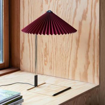 HAY LED asztali lámpa Matin, sötétvörös/sárgaréz, magasság 38 cm kép