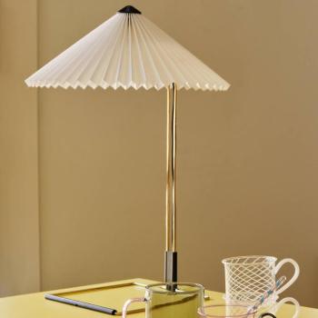 HAY Matin 380 LED-es pliszírozott asztali lámpa, fehér színben kép