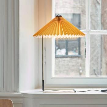 HAY Matin 380 LED-es pliszírozott asztali lámpa, sárga színben kép