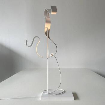 Knikerboker Curve LED asztali lámpa, fehér kép