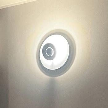 Knikerboker LED fali lámpa DoppioZero, fehér/szürke, Ø 30 cm kép