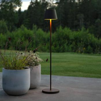 LED tölthető állólámpa Pomezia, fekete, 124 cm, IP54, USB kép