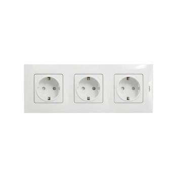 Legrand - Hármas fali SCHUKO aljzat NILOE kerettel 250V fehér LR0030+3XLR0113 kép