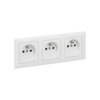 Legrand - Háromszoros háztartási fali dugaljzat kerettel SUNO 250V fehér LR0078+3XLR0081 kép