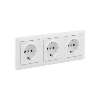 Legrand - Háromtagos háztartási SCHUKO konnektor SUNO kerettel 250V fehér LR0078+3XLR0117 kép