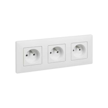 Legrand - Háztartási hármas fali aljzat kerettel NILOE STEP 250V fehér LR0062+3XLR0049 kép