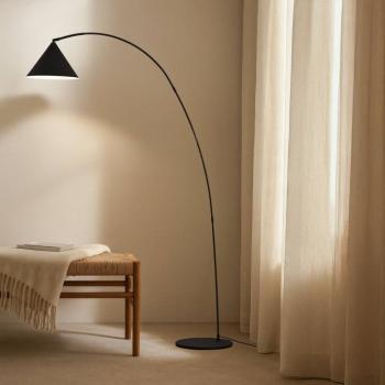 Lindby ívlámpa Triangolo, fekete, magasság 195 cm, fém E27 kép