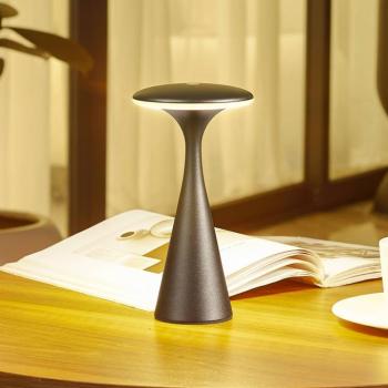Lindby LED-es újratölthető asztali lámpa Evelen, fekete, IP54, CCT kép