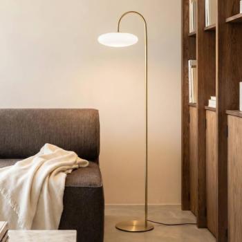 Lucande Tenebra LED álló világítás, 150 cm, sárgaréz/fehér, üveg kép