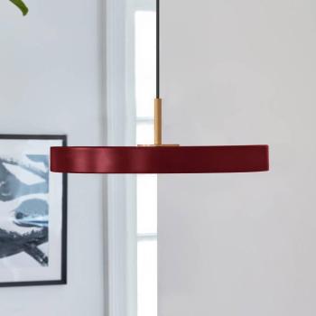 UMAGE Asteria Mini LED lógó lámpa, rubinvörös/réz, Ø 31 cm kép